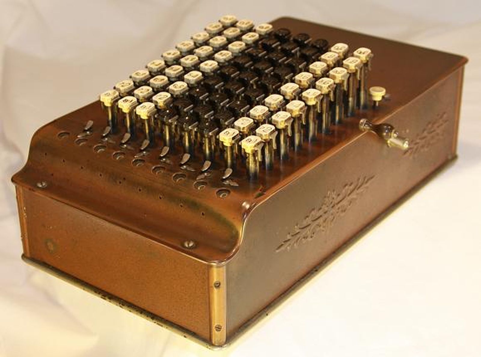 En la imagen, un antiguo comptometer, la primera calculadora mecánica.