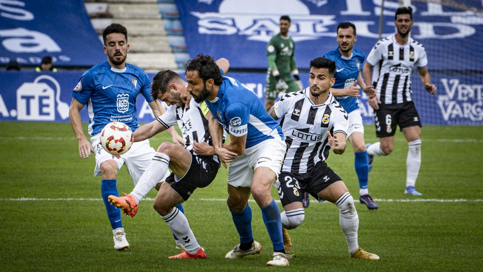 Las imágenes del partido de fútbol entre el San Fernando Club Deportivo y la Balompédica Linense