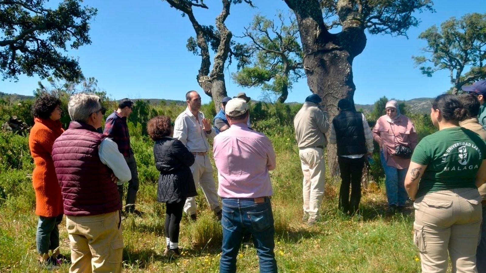 Los participantes en el encuentro, en una visita al monte.