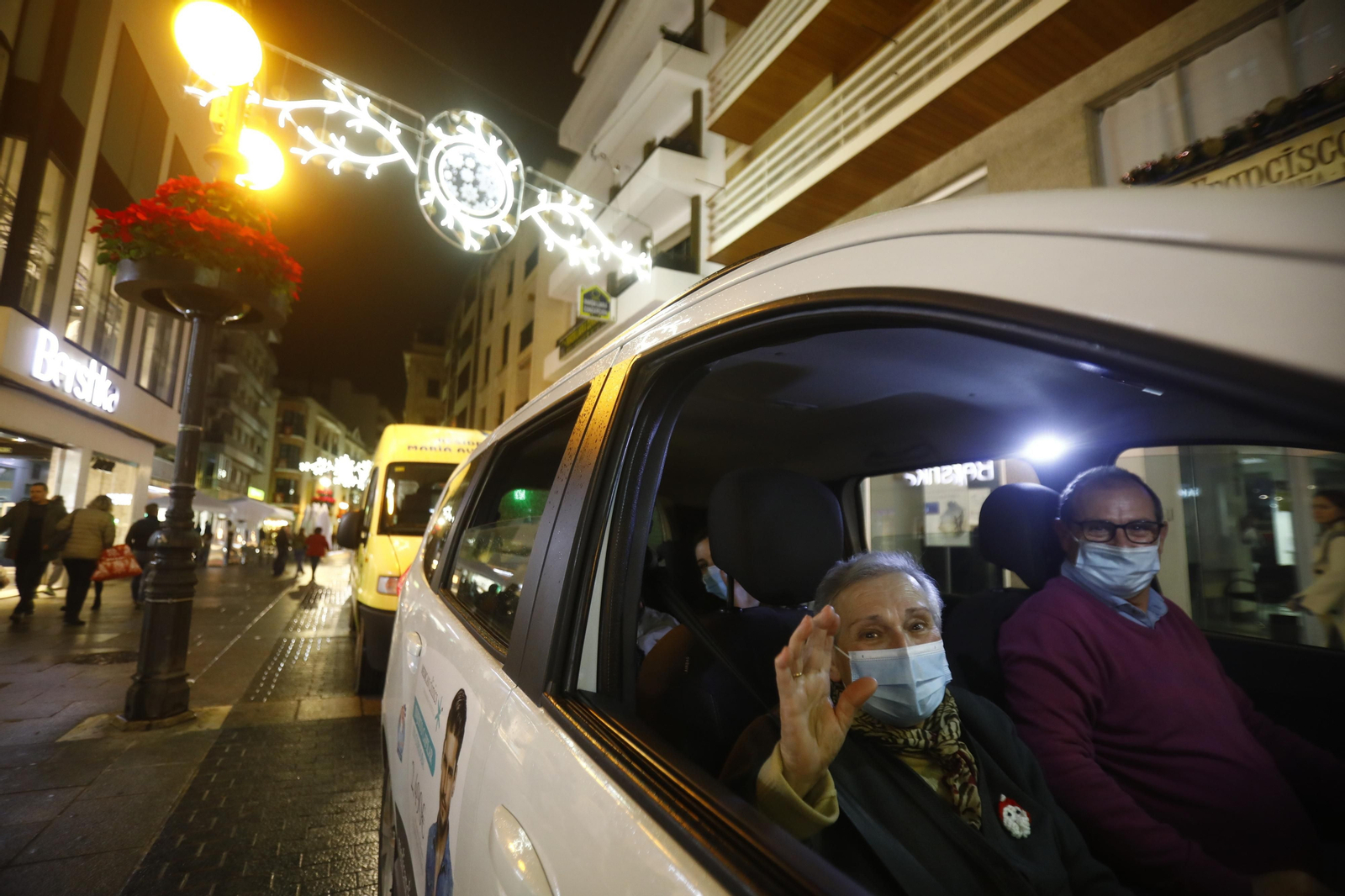 Las imágenes del Paseo de la Ilusión en taxi por Córdoba para mostrar las luces de Navidad a los mayores Las imágenes del Paseo de la Ilusión en taxi por Córdoba para mostrar las luces de Navidad a los mayores