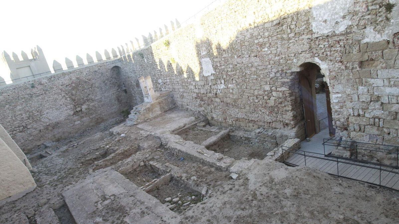Una parte del interior del Castillo de Guzmán el Bueno