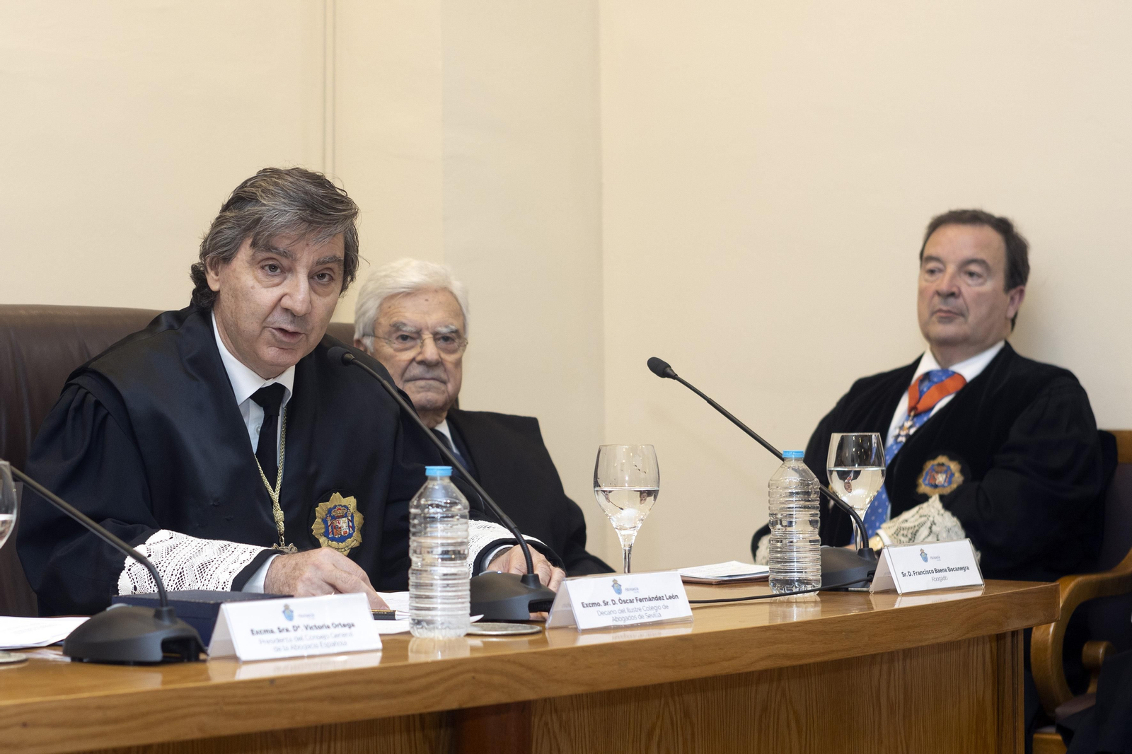 El penalista Francisco Baena Bocanegra recibe la medalla al mérito de la Abogacía Española. El penalista Francisco Baena Bocanegra recibe la medalla al mérito de la Abogacía Española.