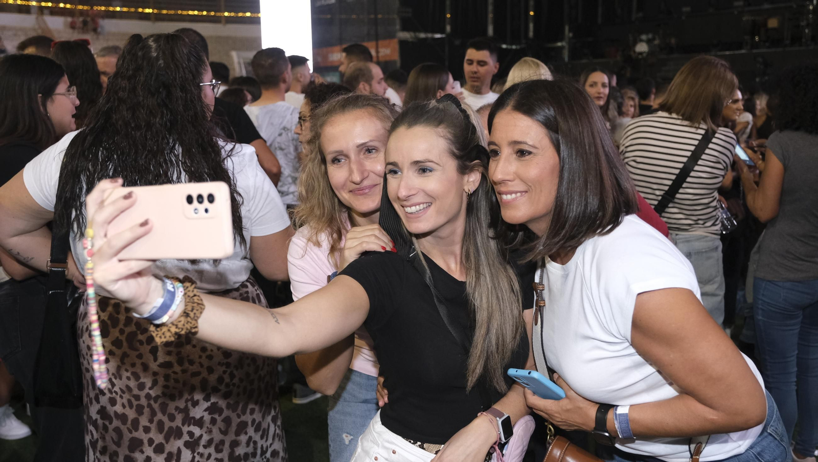 El concierto de Melendi llena de fans la Plaza de Toros de Almería, en imágenes