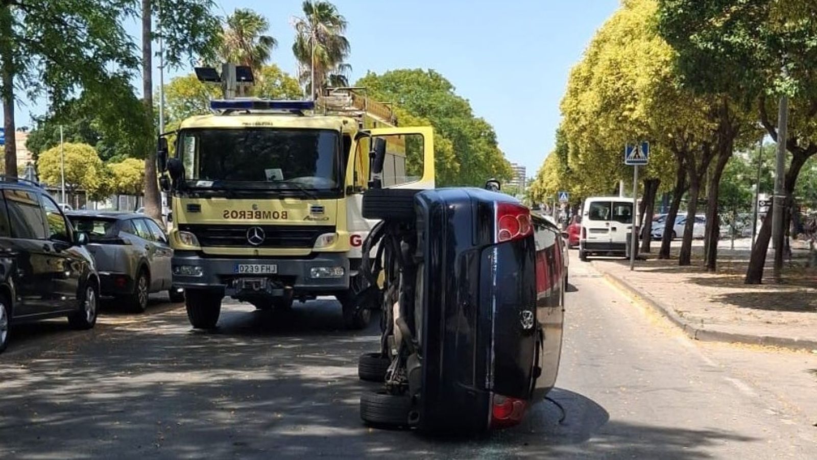El vehículo volcado tras registrarse el accidente de tráfico en Jerez Norte