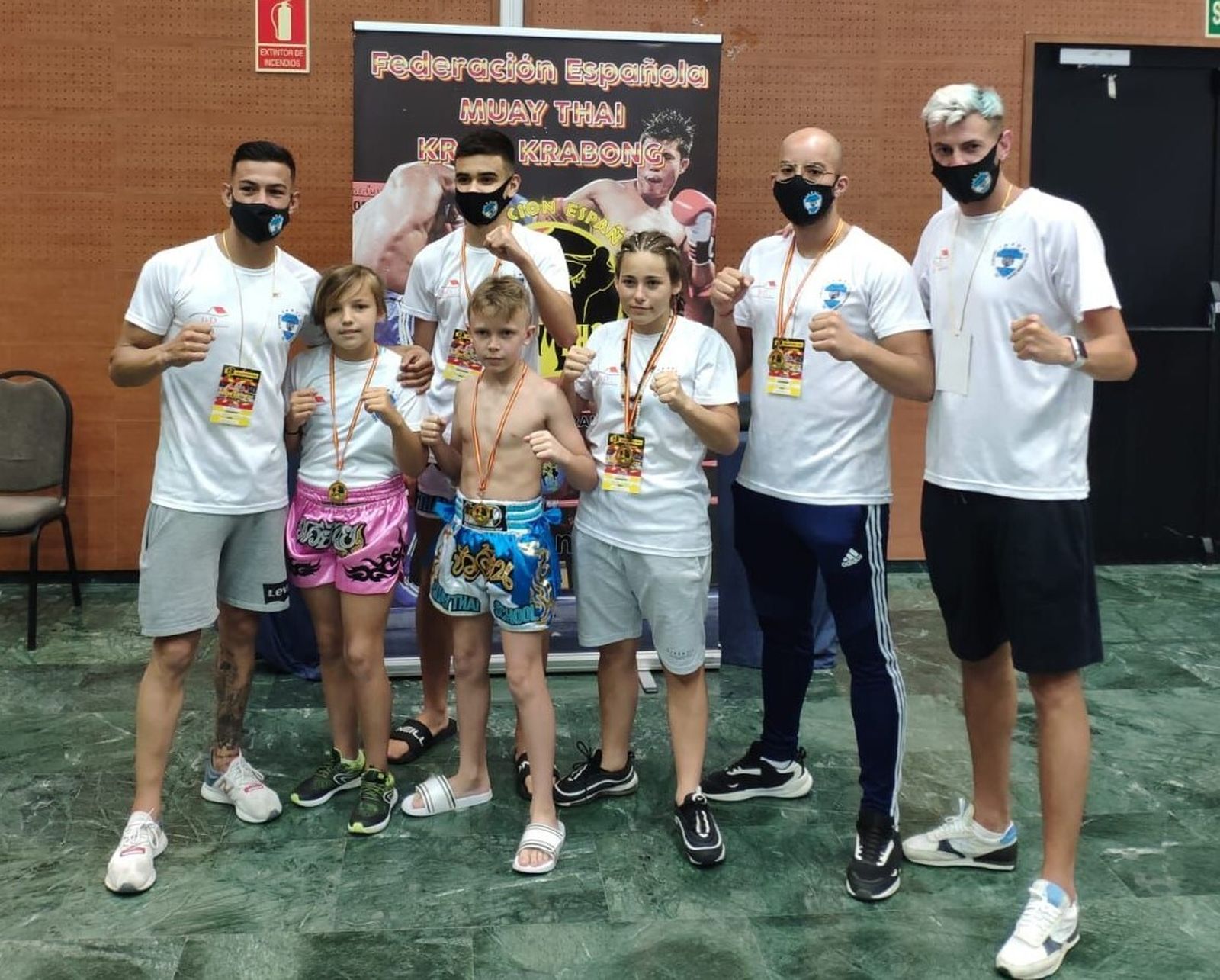 Integrantes de la Escuela de Artes Marciales Team Romero de San Fernando con sus medallas.