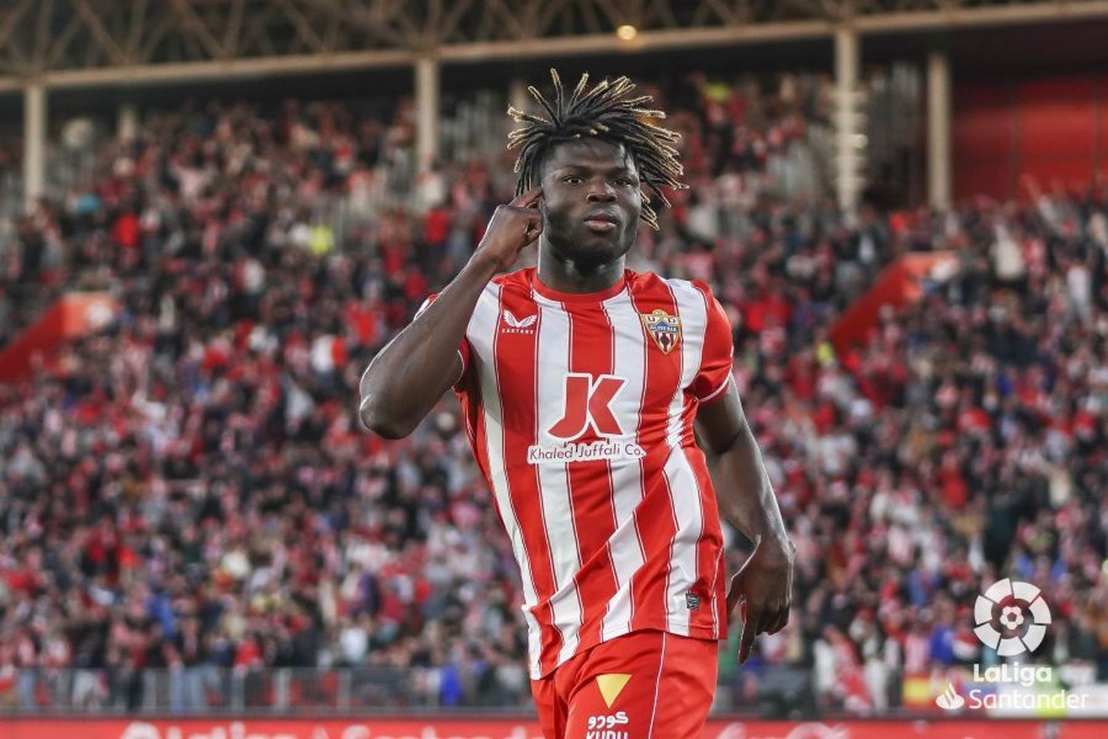 El Bilal Touré marca un golazo.