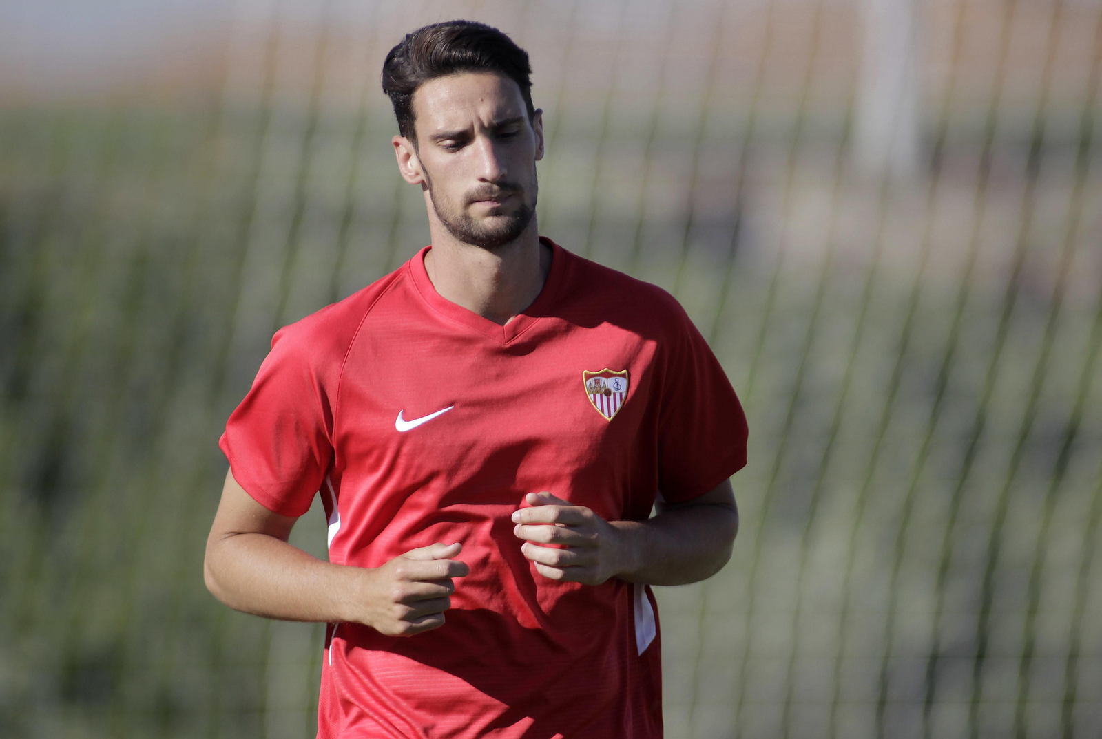 Sergio Rico, cariacontecido, durante un entrenamiento.
