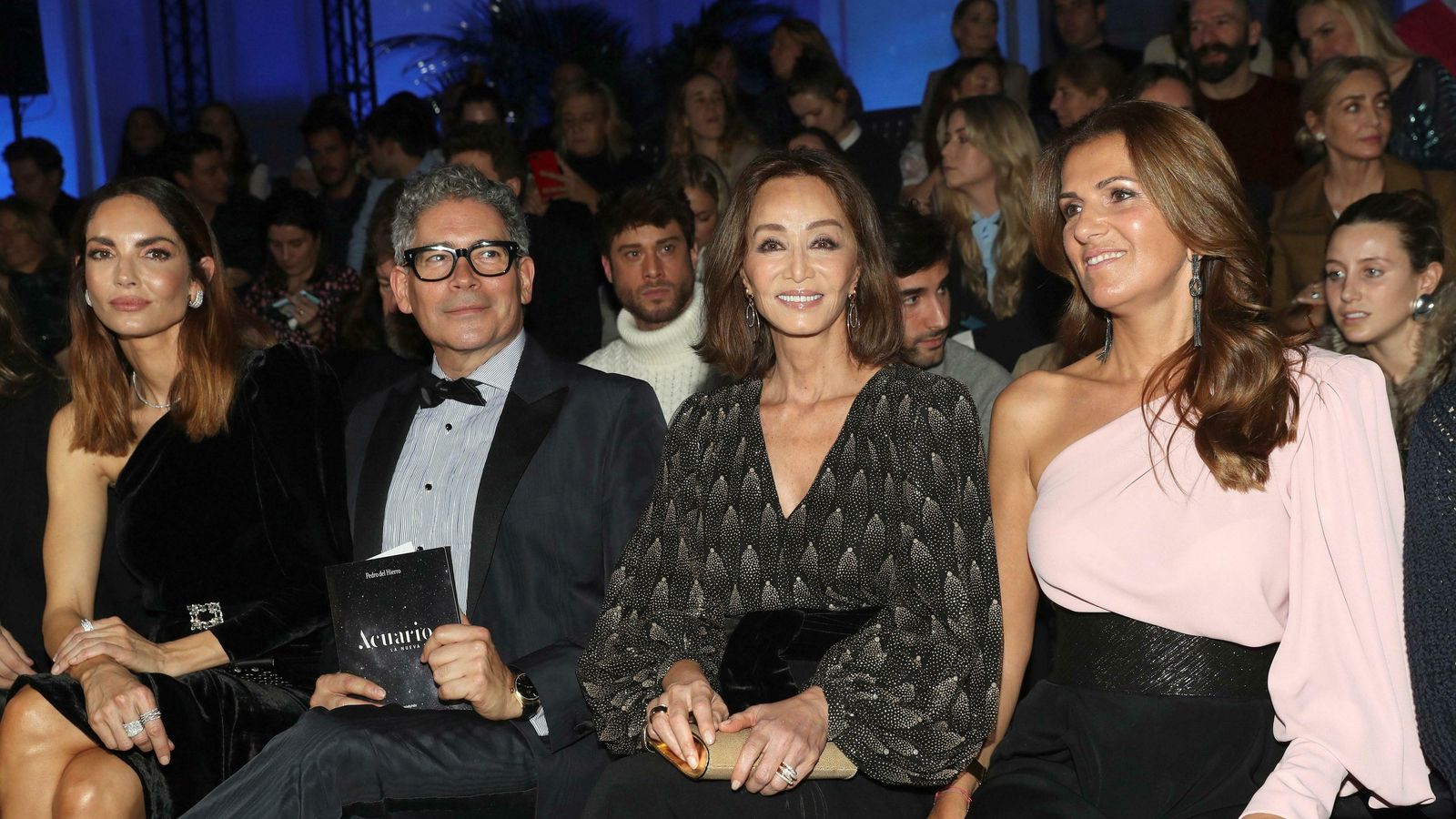 Isabel, sentada en el centro con, de i. a dcha, Eugenia Silva y Boris Izaguirre, entre otros famosos.