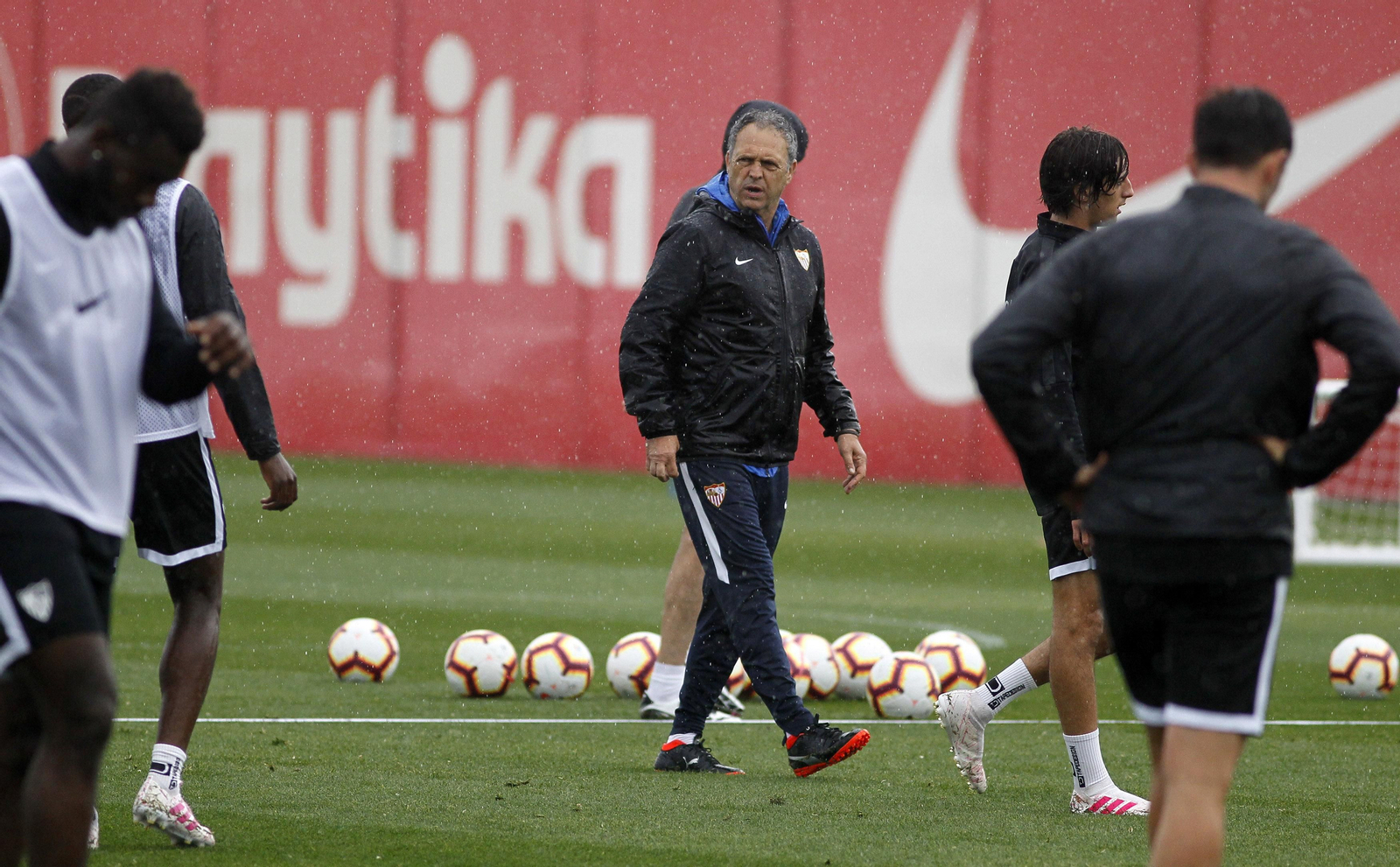 Primer entrenamiento del Sevilla FC tras anunciar Caparrós que tiene leucemia