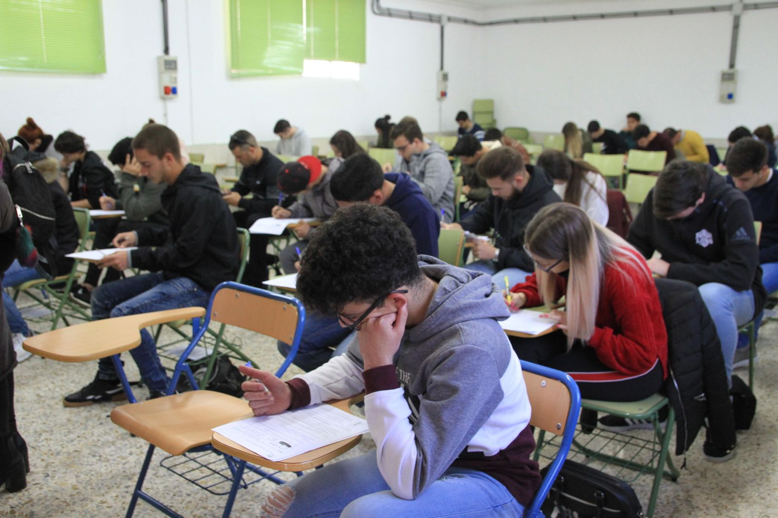 Parte de los inscritos, durante la realización de los exámenes.