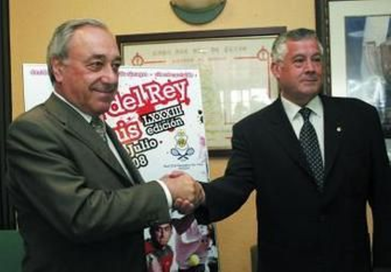 En la imagen, un momento de la firma del convenio, ayer.