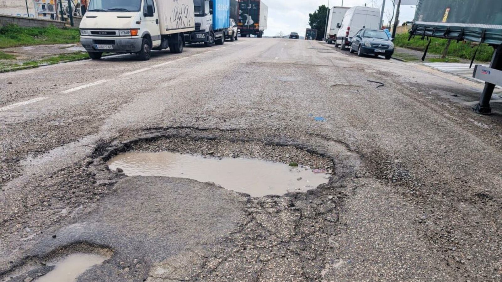 Baches y socavones en el polígono del Cortijo Real, en Algeciras.