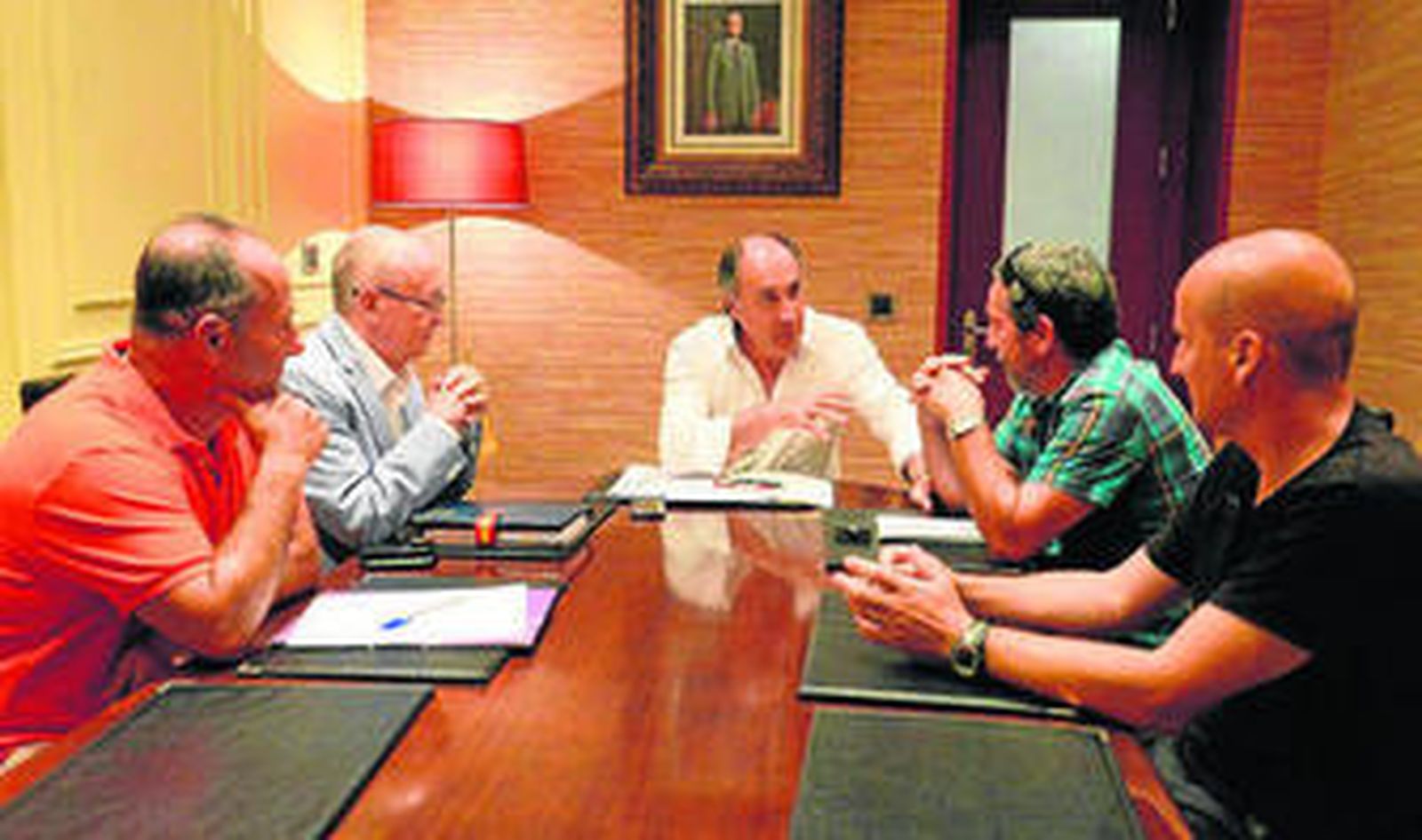 Imagen del encuentro de Landaluce con los representantes de Apecal.