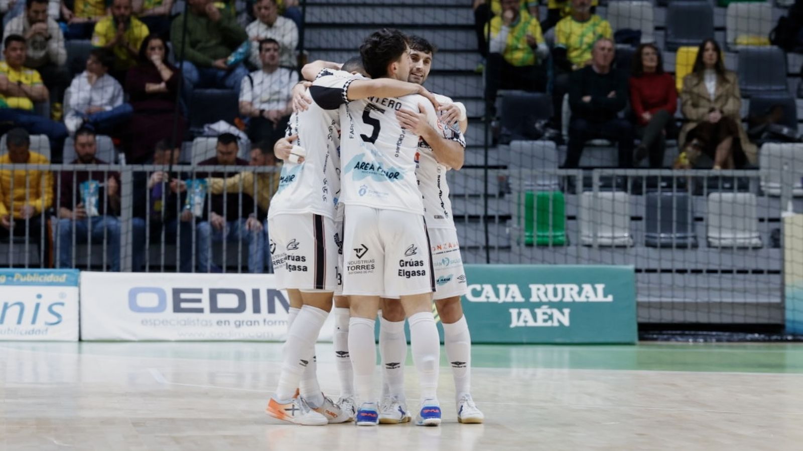 Los gallegos celebran en piña el gol de Biel.