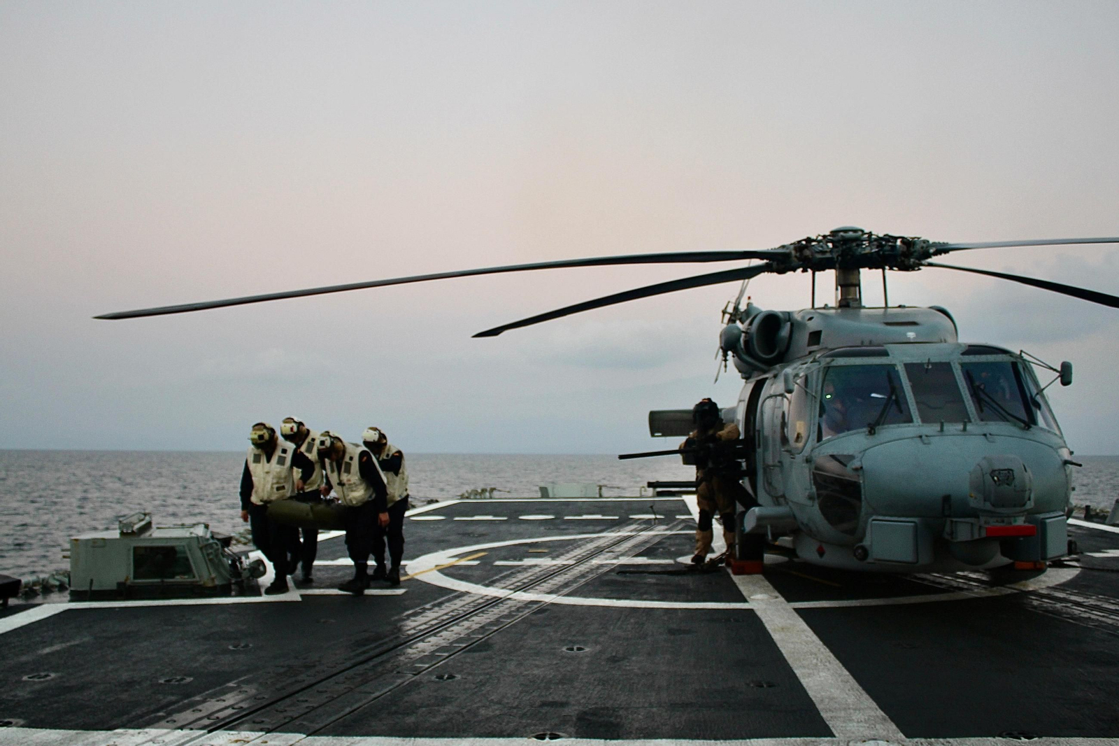 Operaciones en la fragata 'Victoria' y su helicóptero durante el ejercicio.