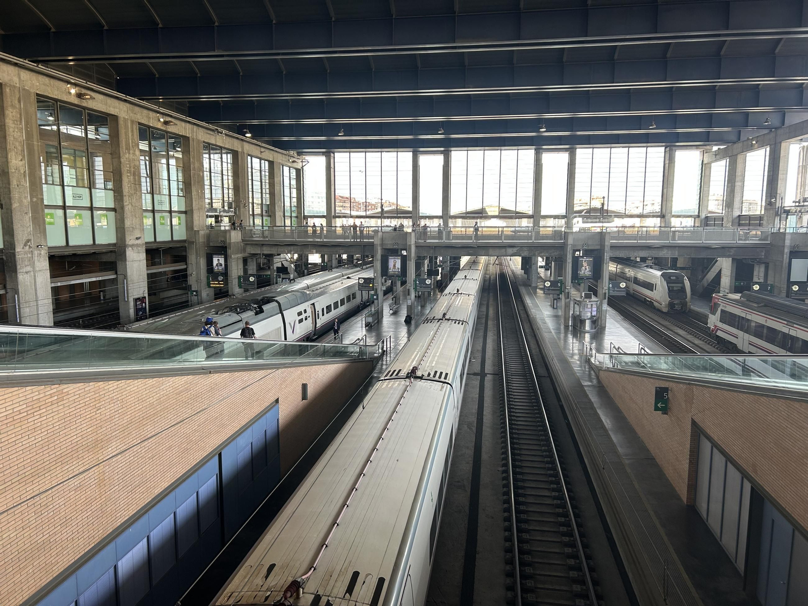 Las imágenes de la estación de trenes de Córdoba con cientos de personas atrapadas tras el apagón