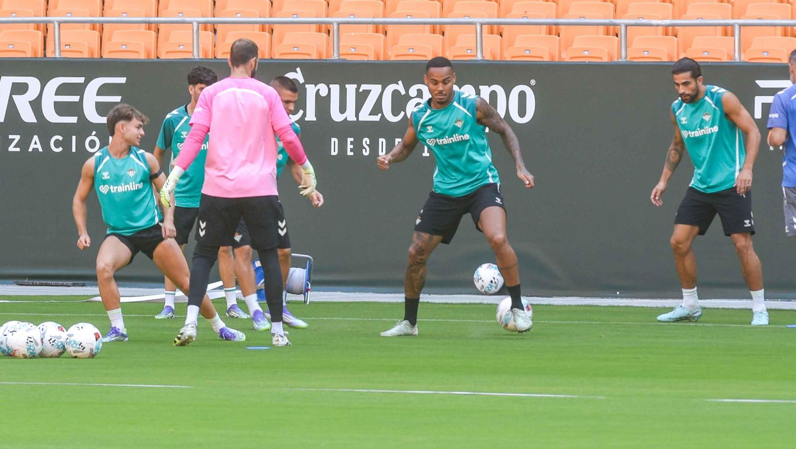 Imágenes del primer entrenamiento del Betis en el Estadio de la Cartuja