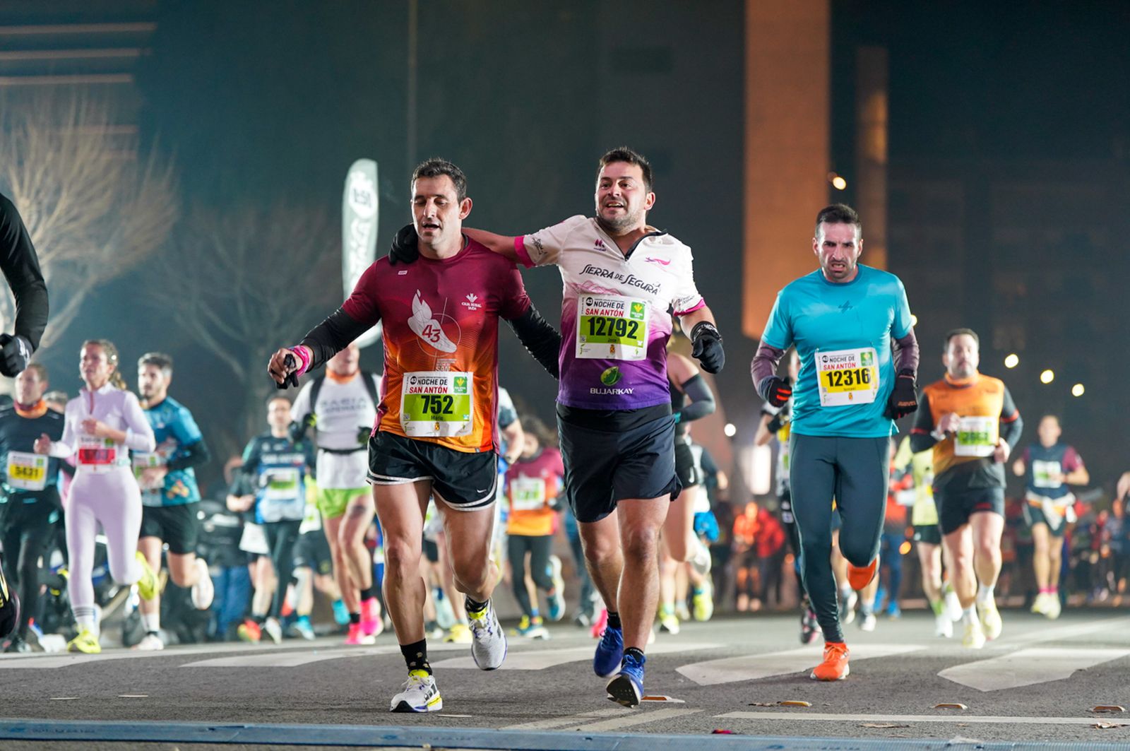 En imágenes: búscate en tu llegada a meta de la Carrera de San Antón 2026 (8)