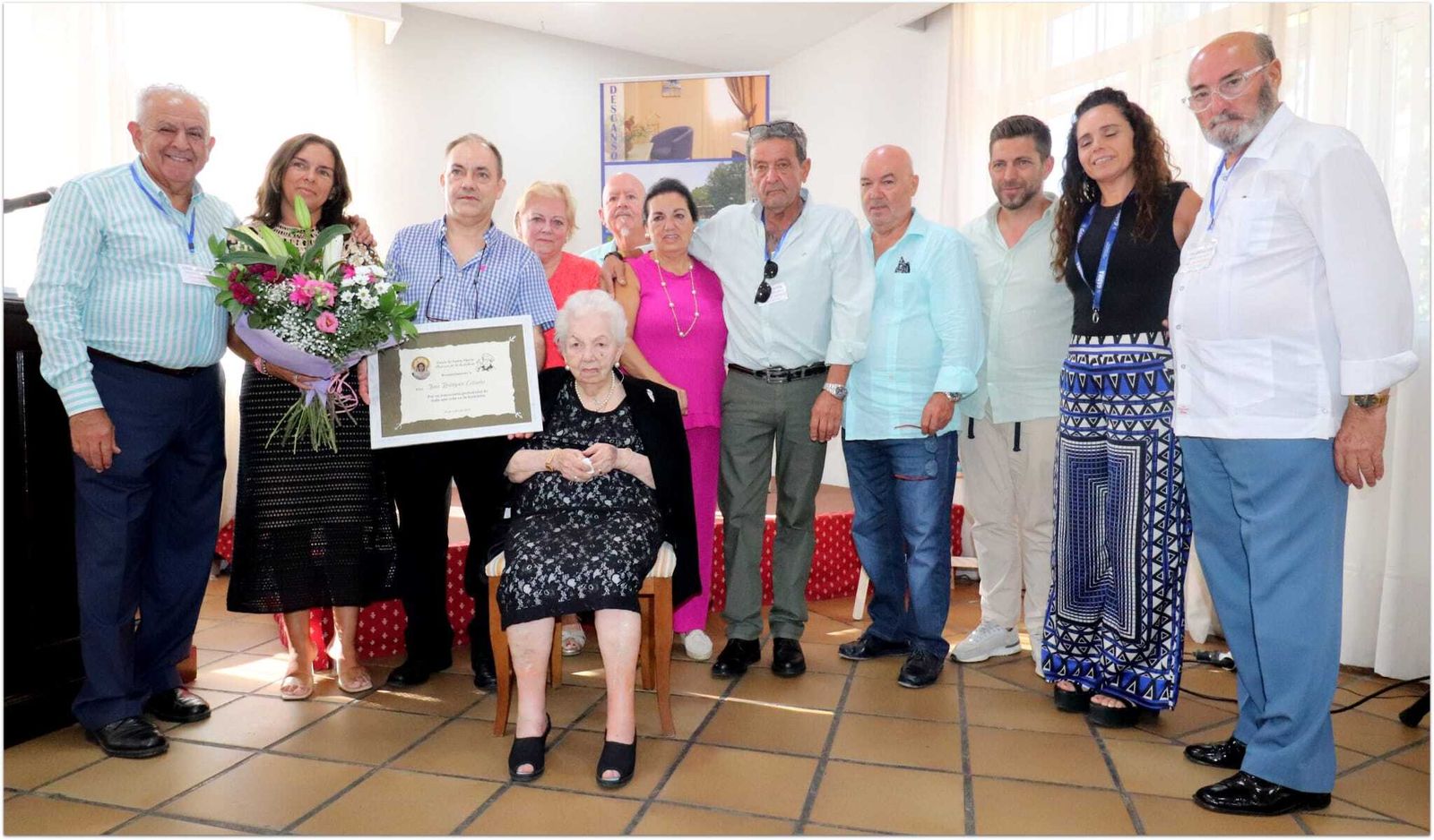 Una de las premiadas en la festividad de Santa Marta, con su familia y los organizadores.