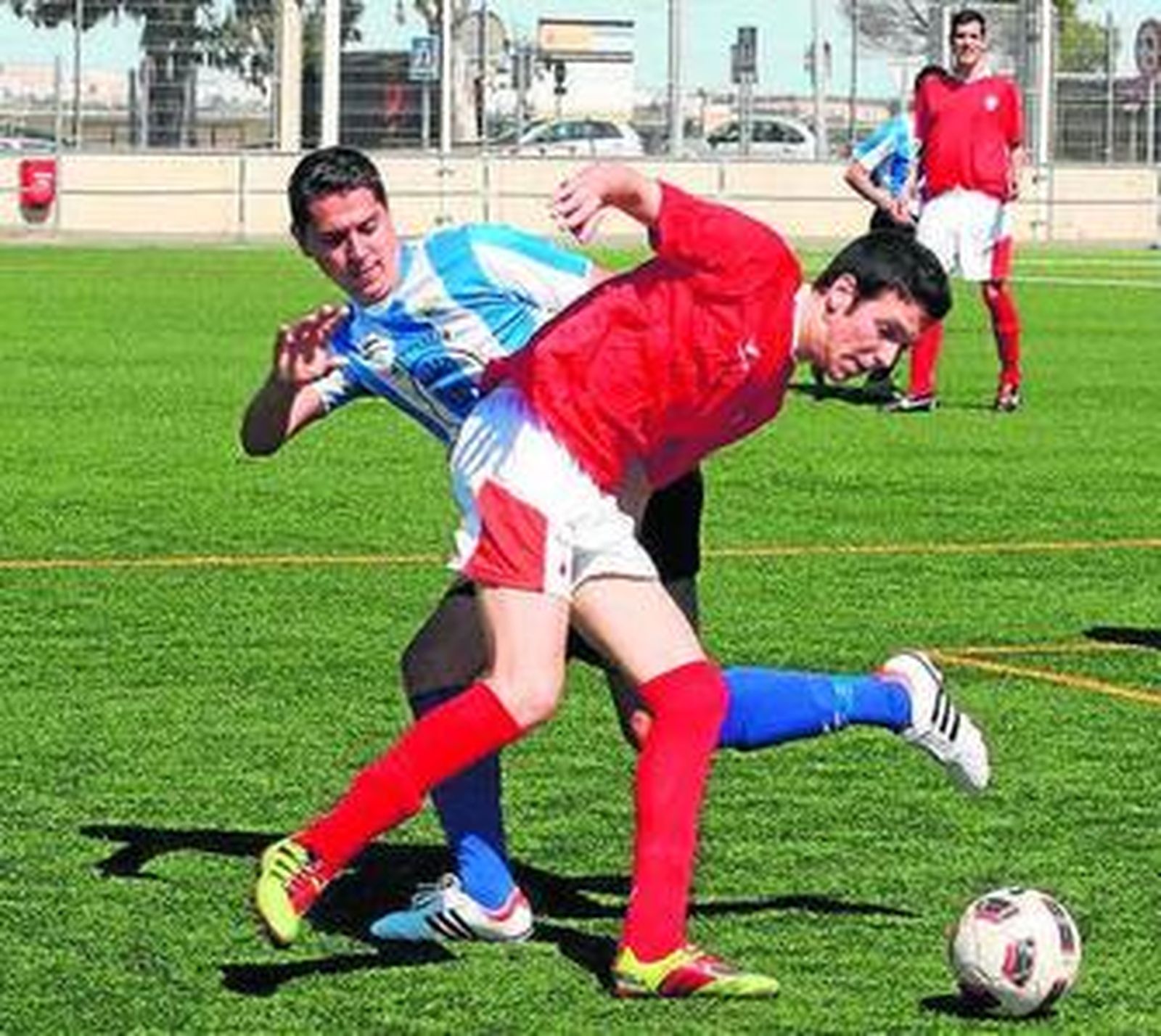 Dos jugadores pugnando ayer por hacerse con el balón.