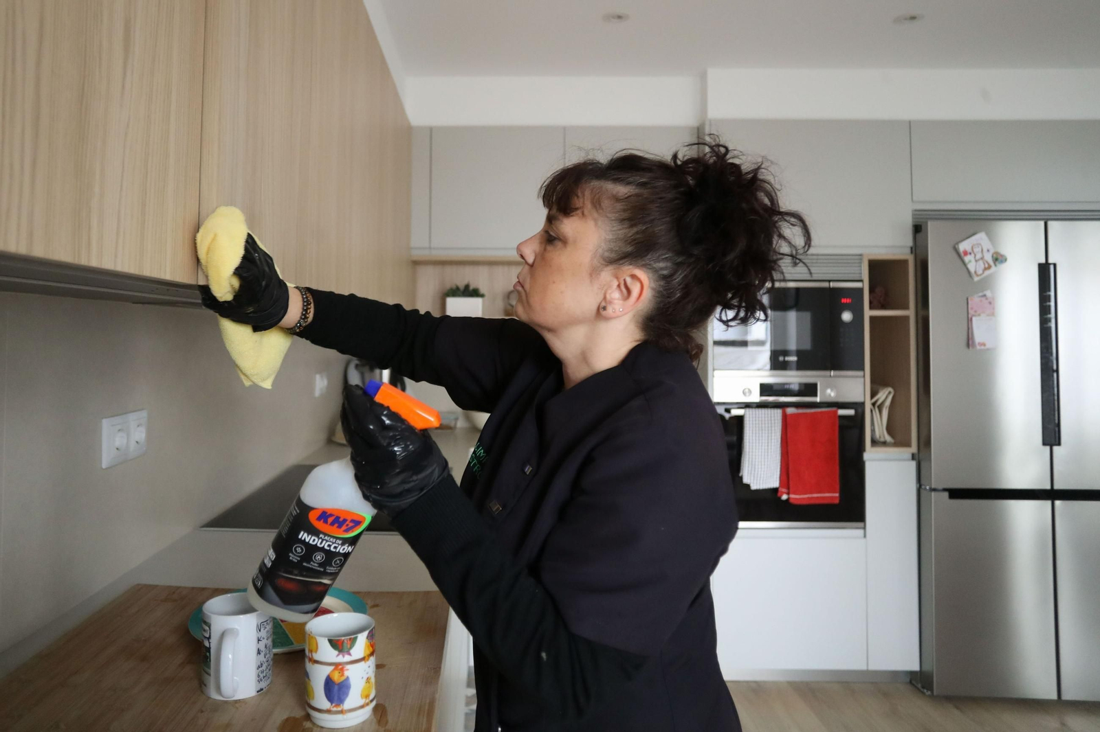 Una empleada de hogar realiza sus labores.