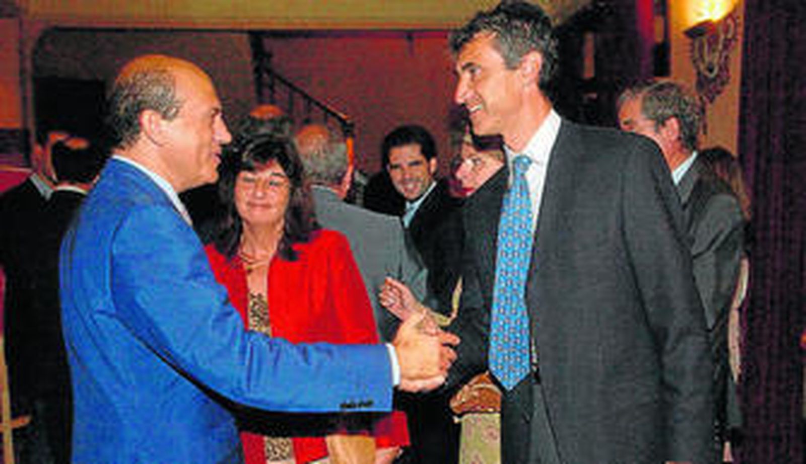 José María del Nido y Antonio Álvarez se dan la mano.