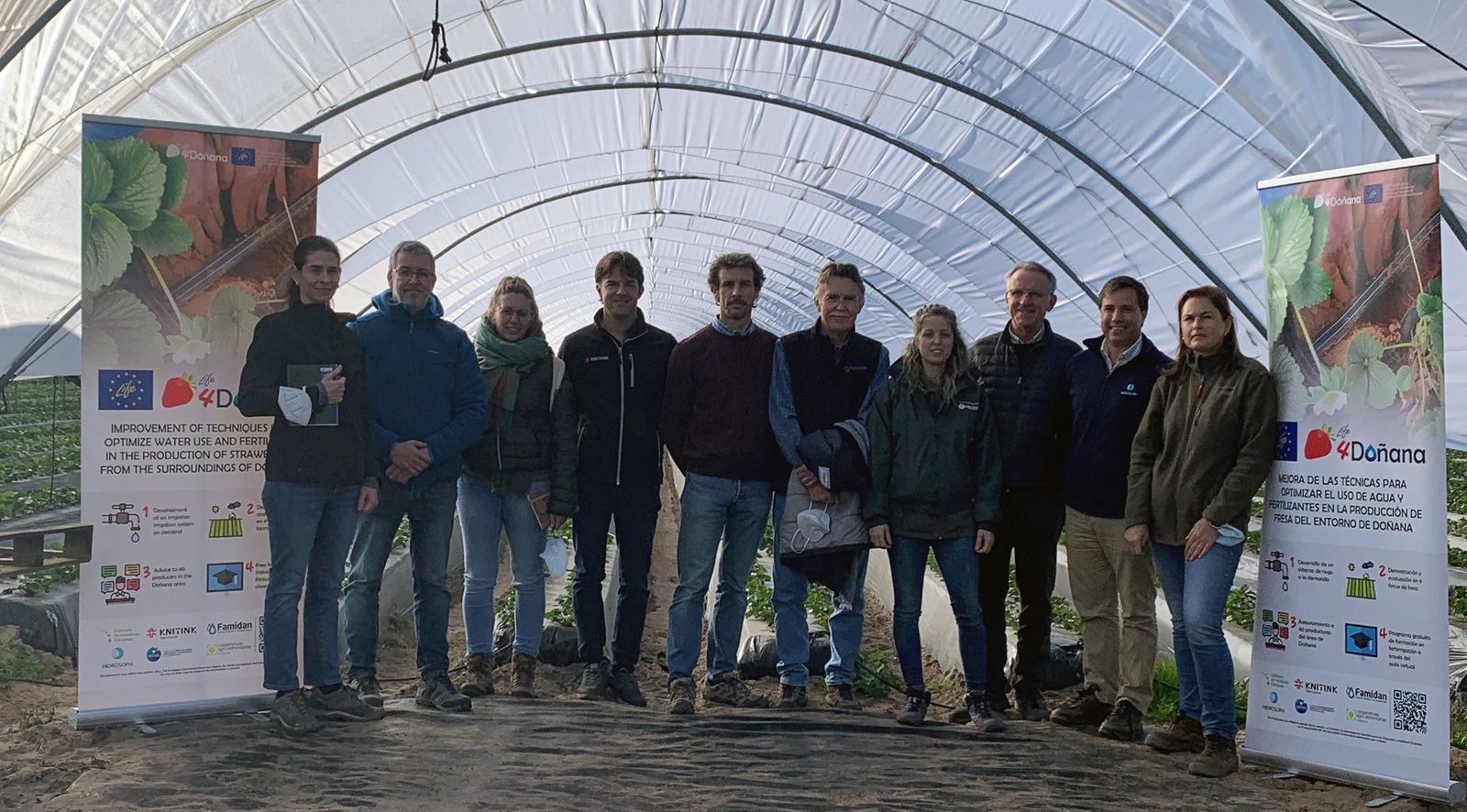 Visita a una de las fincas en las que se evaluará los beneficios del riego a demanda, en Almonte.