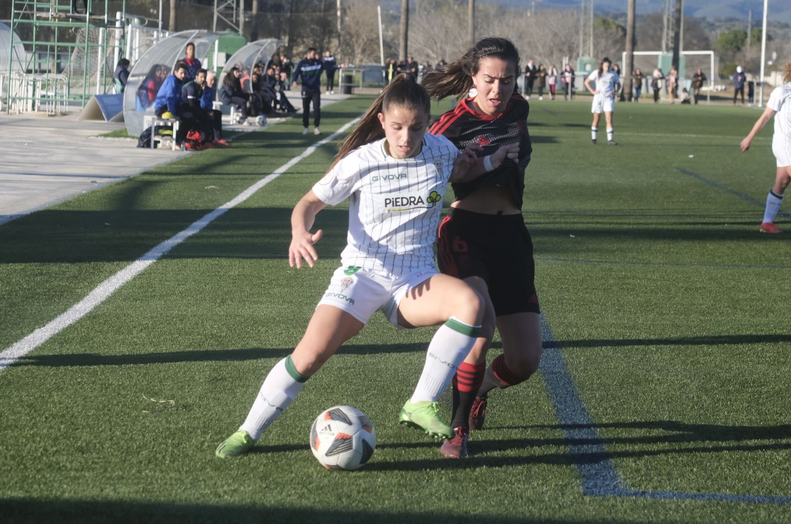 Noe pelea el esférico ante la presión de Alicia.