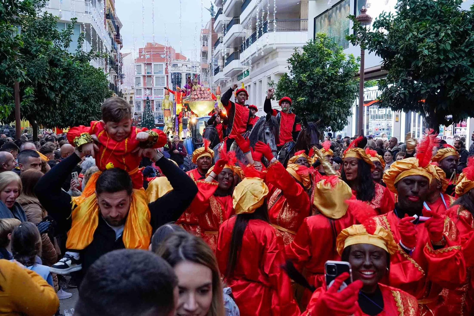 Imágenes de la Cabalgata de los Reyes Magos en Huelva