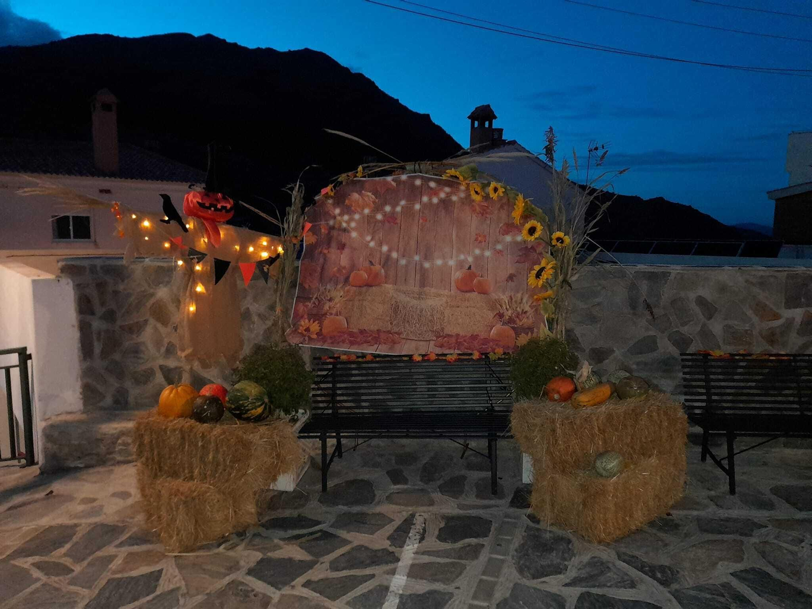 Bacares viste sus calles de otoño como reclamo turístico