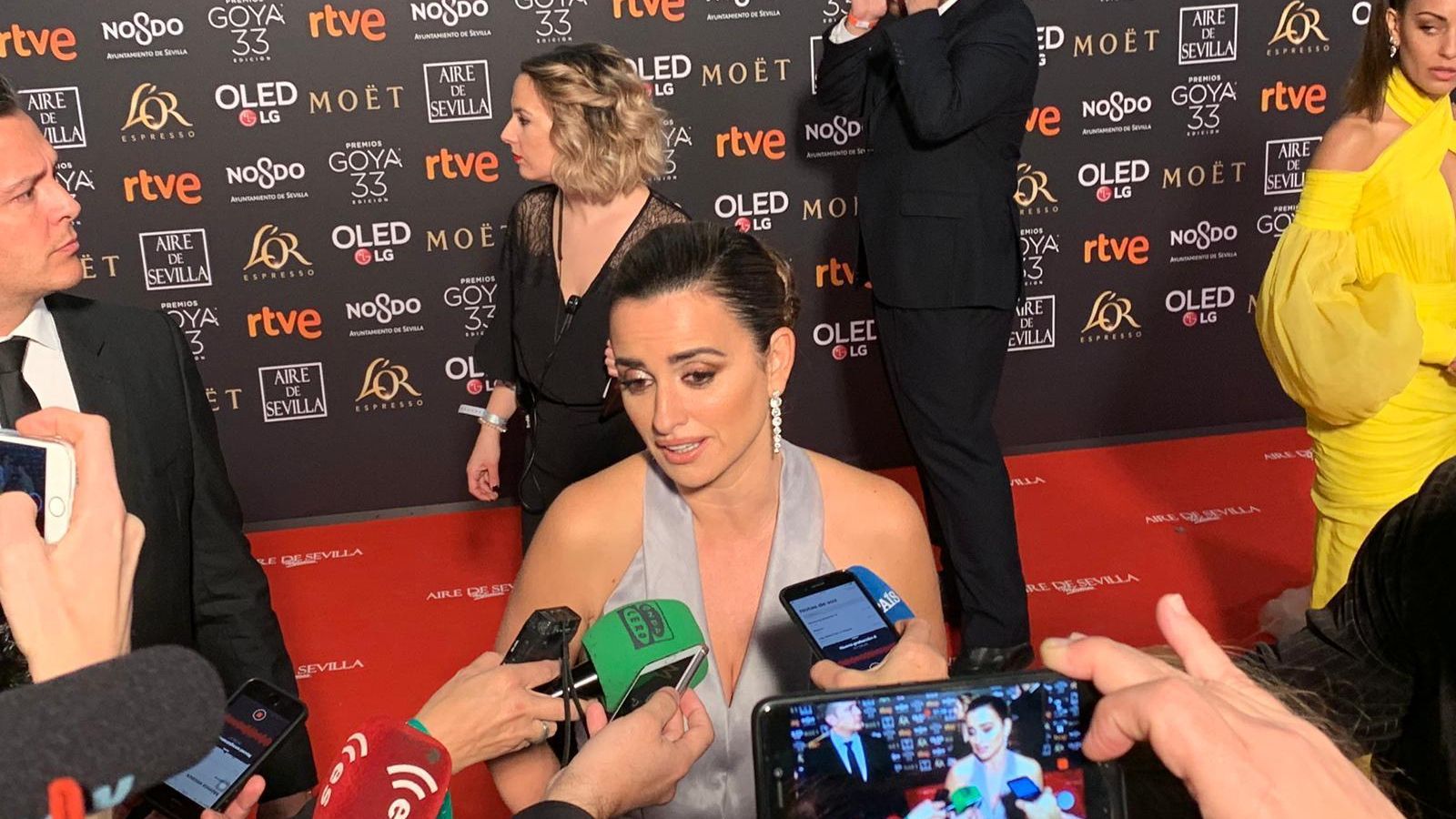 Penélope Cruz atiende a los medios en la gala de los Goya.