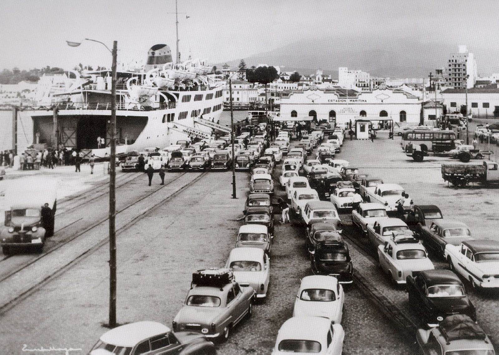 Automóviles desembarcados de uno de los transbordadores y otros a la espera de poder embarcar. Año 1966.