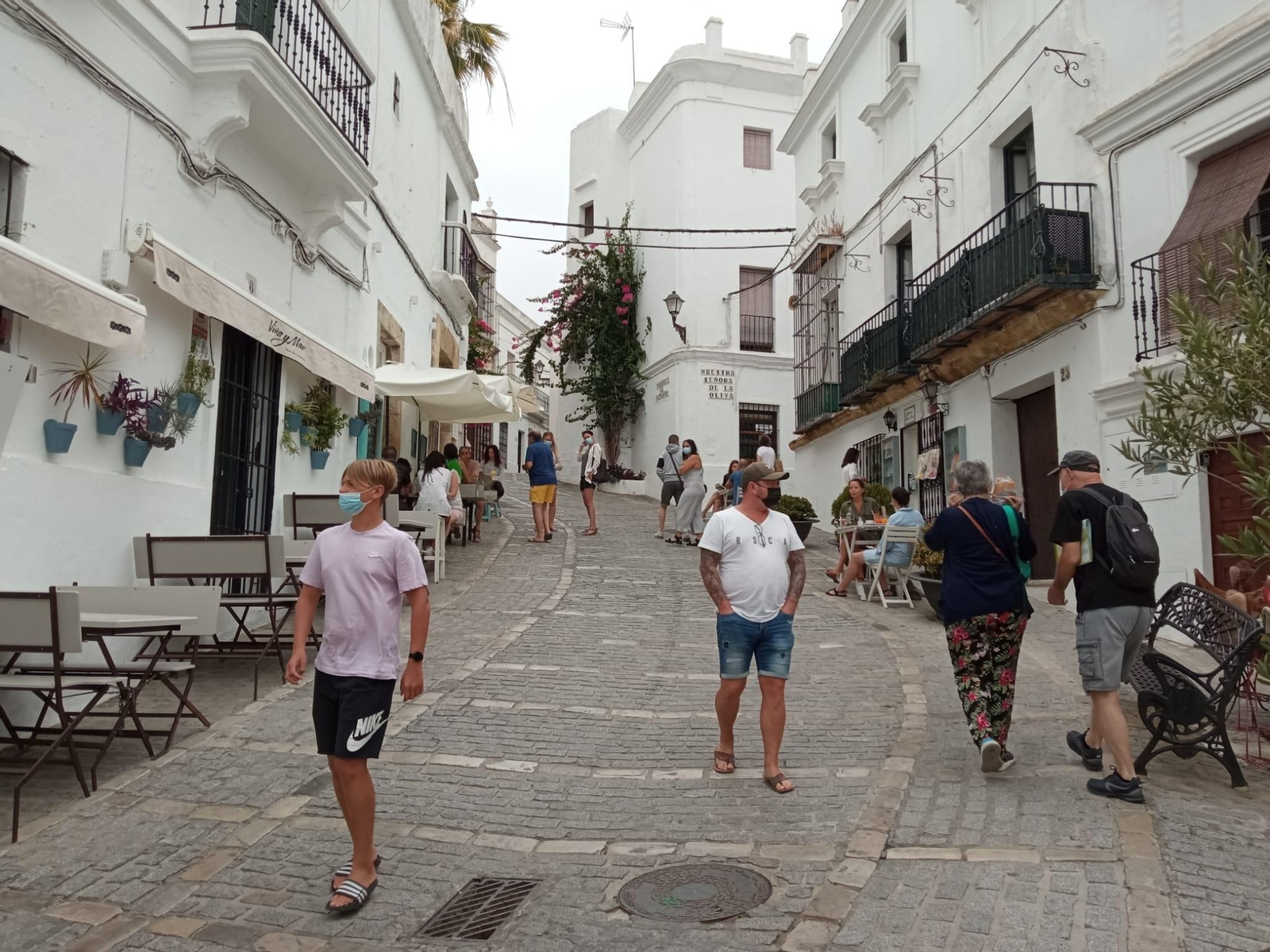Las calles del casco antiguo de Vejer se muestran cada día llenas de turistas.