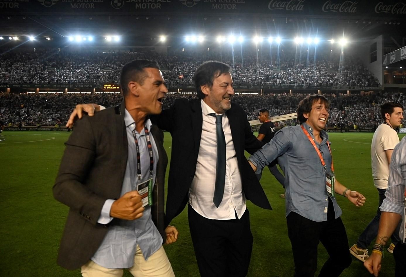 Juanito celebra el ascenso junto a Antonio Fernández Monterrubio y Raúl Cámara.