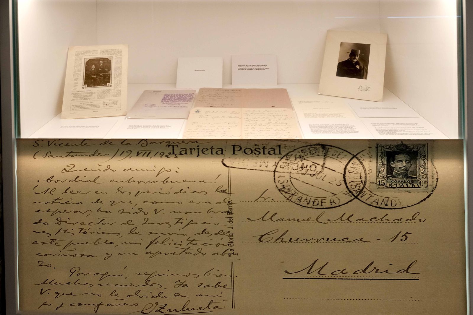 Diversos manuscritos de la muestra inaugurada ayer en el Centro Fundación Unicaja de Sevilla.