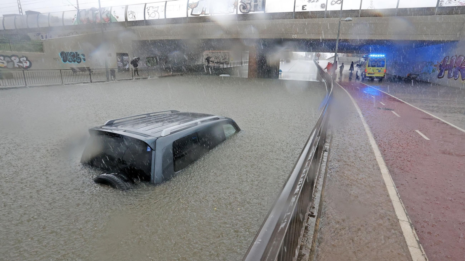 El agua caída el pasado 30 de octubre inundó la avenida Caballero Bonal, como se aprecia en la imagen El agua caída el pasado 30 de octubre inundó la avenida Caballero Bonal, como se aprecia en la imagen