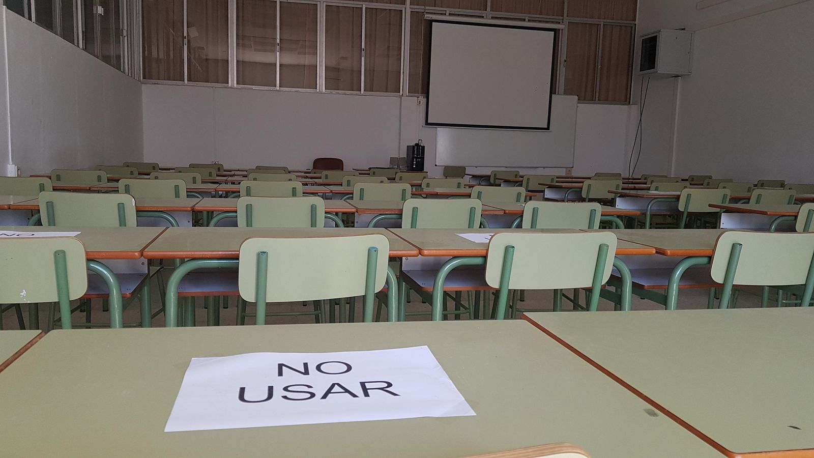 Una de las aulas de tipo sección del CEFOT-2 con carteles de no usar en mesas alternas.