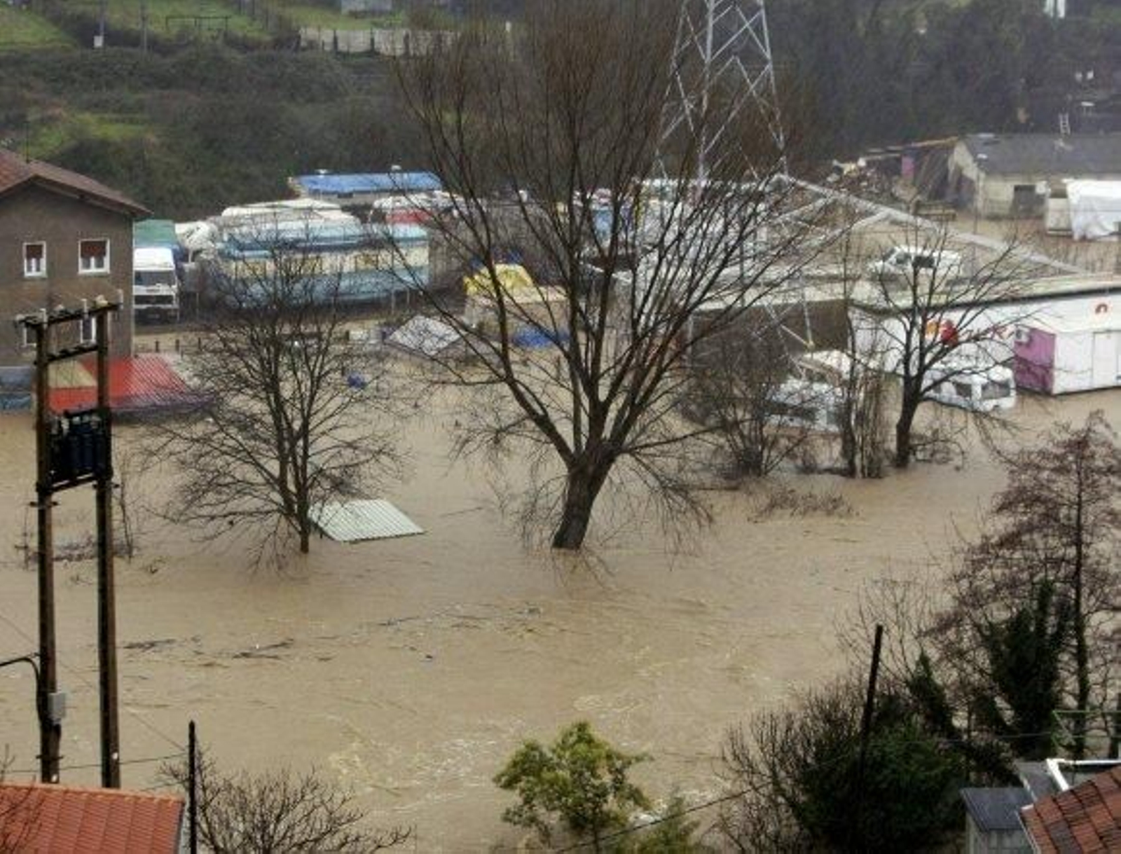 La lluvia causa la crecida de los ríos vascos y pone en jaque a Bilbao