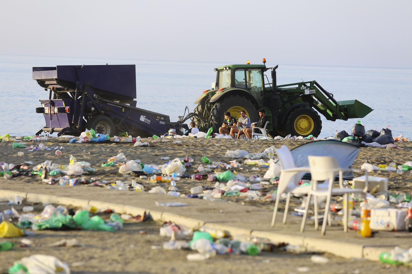 Las fotos de la basura en las playas de Málaga tras San Juan