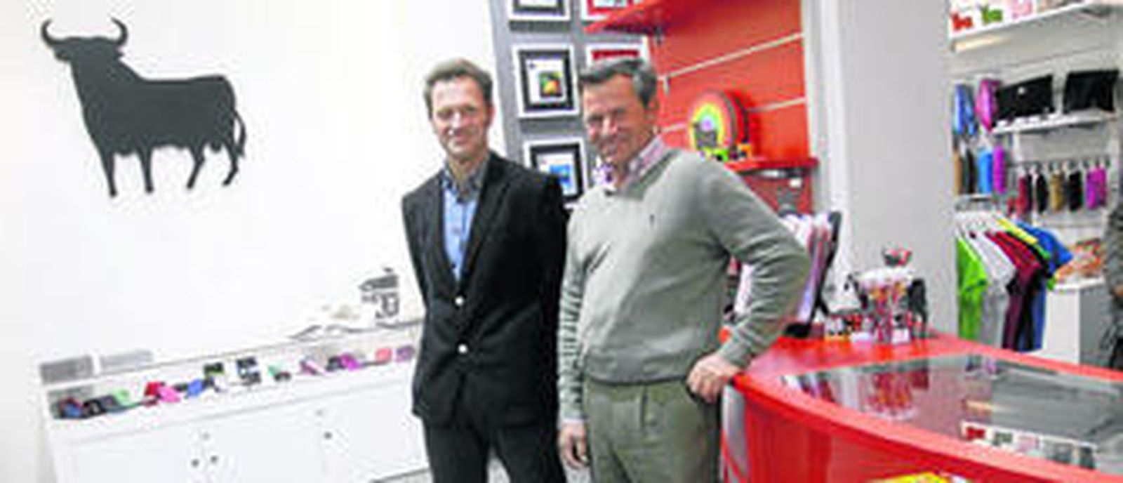 Los hermanos Jesús y Pablo Osborne, propietarios de la tienda Solera, posan ayer para este diario.
