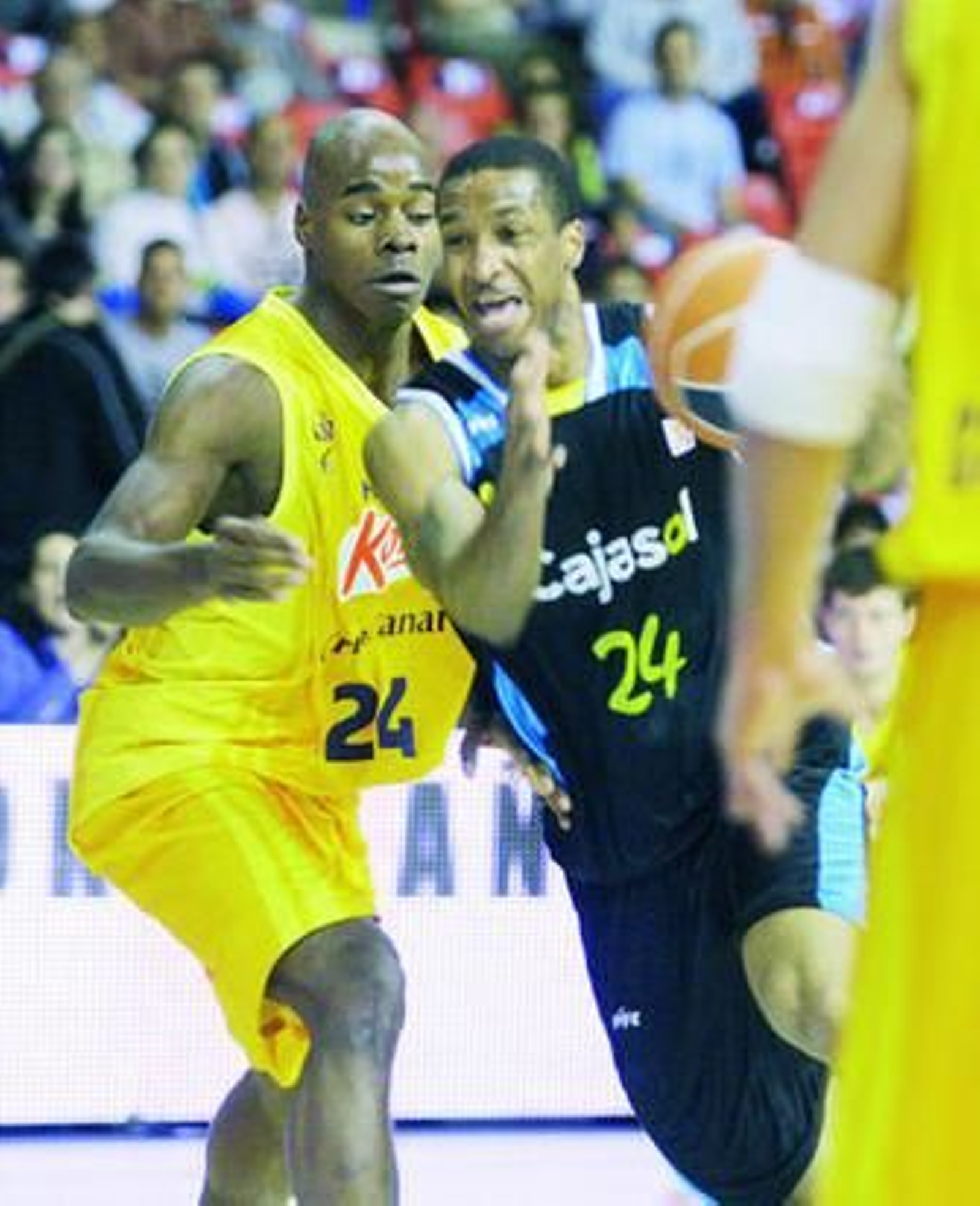 Tucker intenta penetrar a canasta defendido por el jugador del Kalise Sanders.