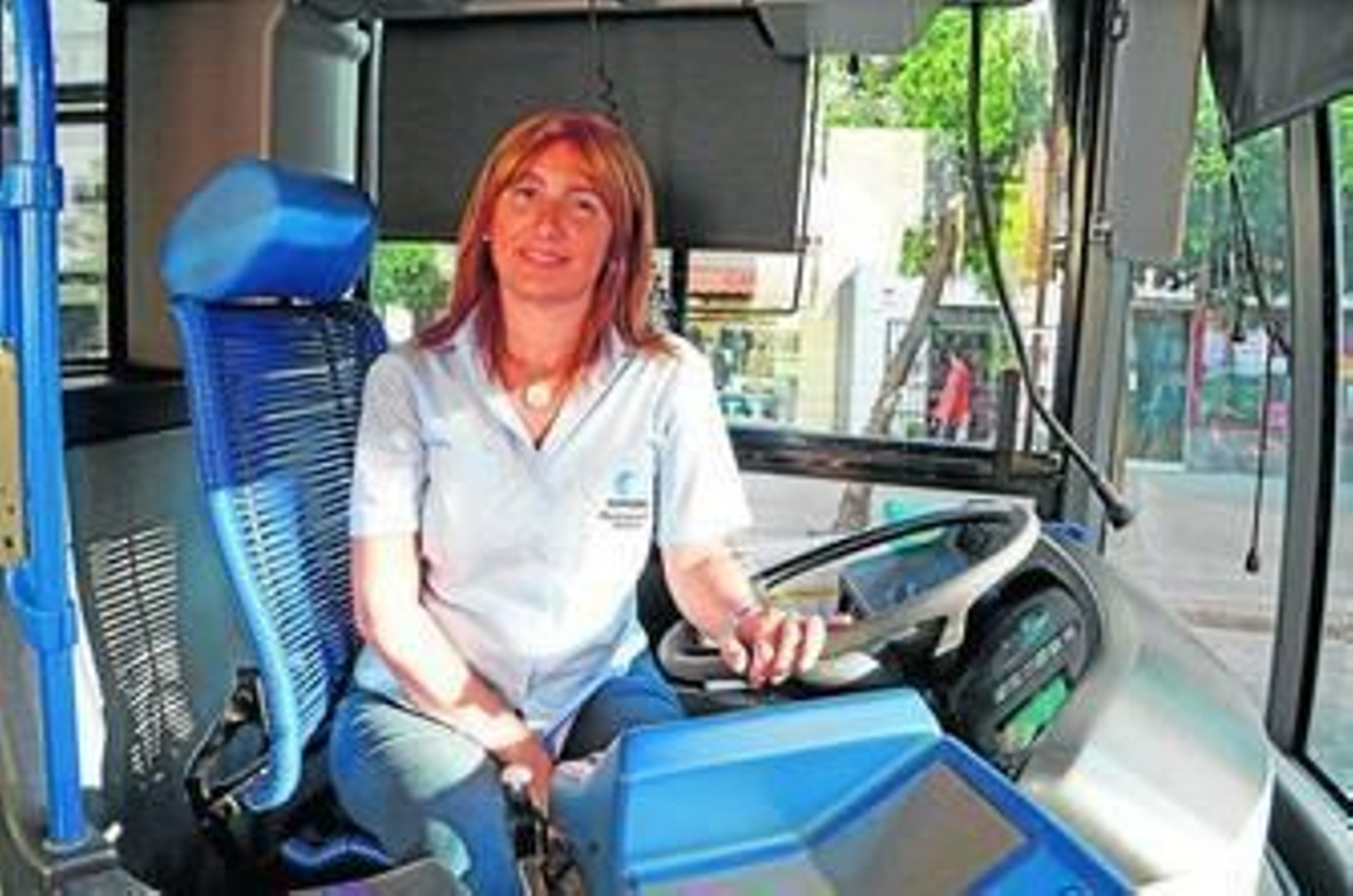 La jerezana posa en el autobús de la línea 12 en la parada de la calle Corredera.