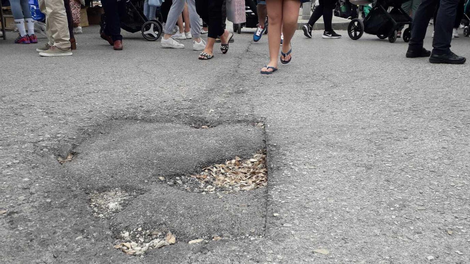 Un gran bache en  la calzada de la Ronda del Ferrocarril.