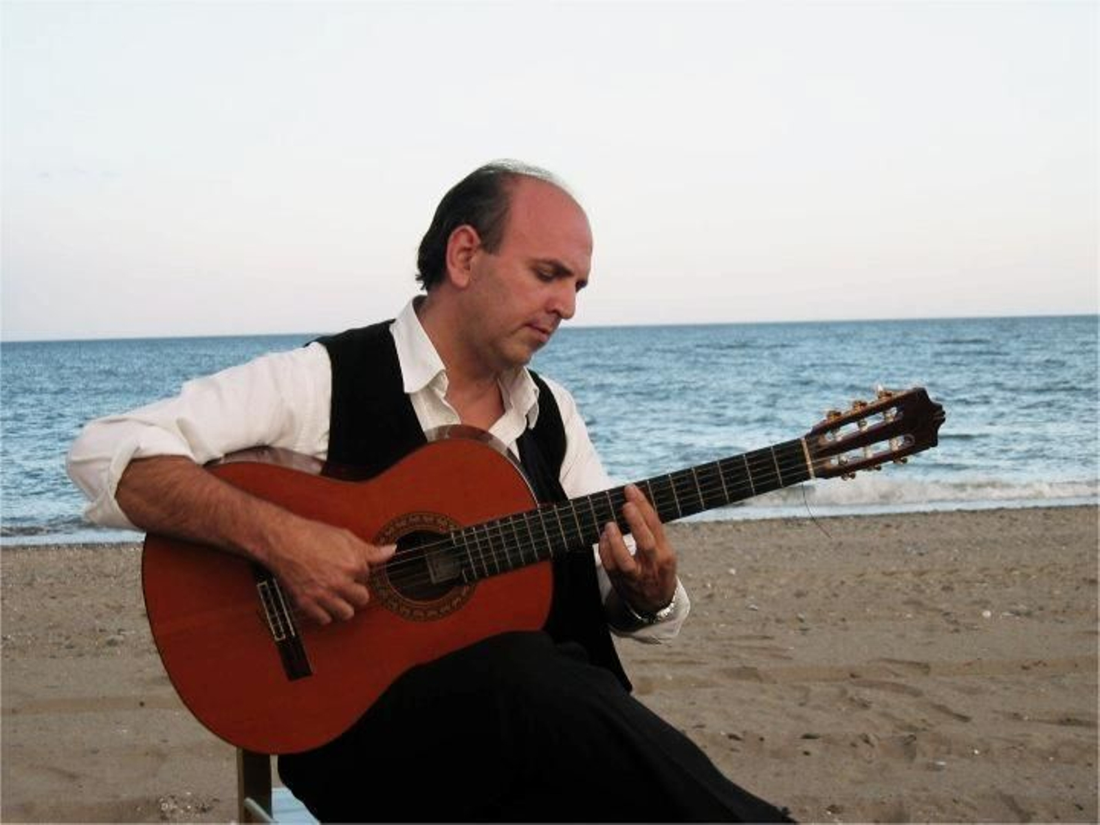 Luis Fonseca en  una playa de Marbella.