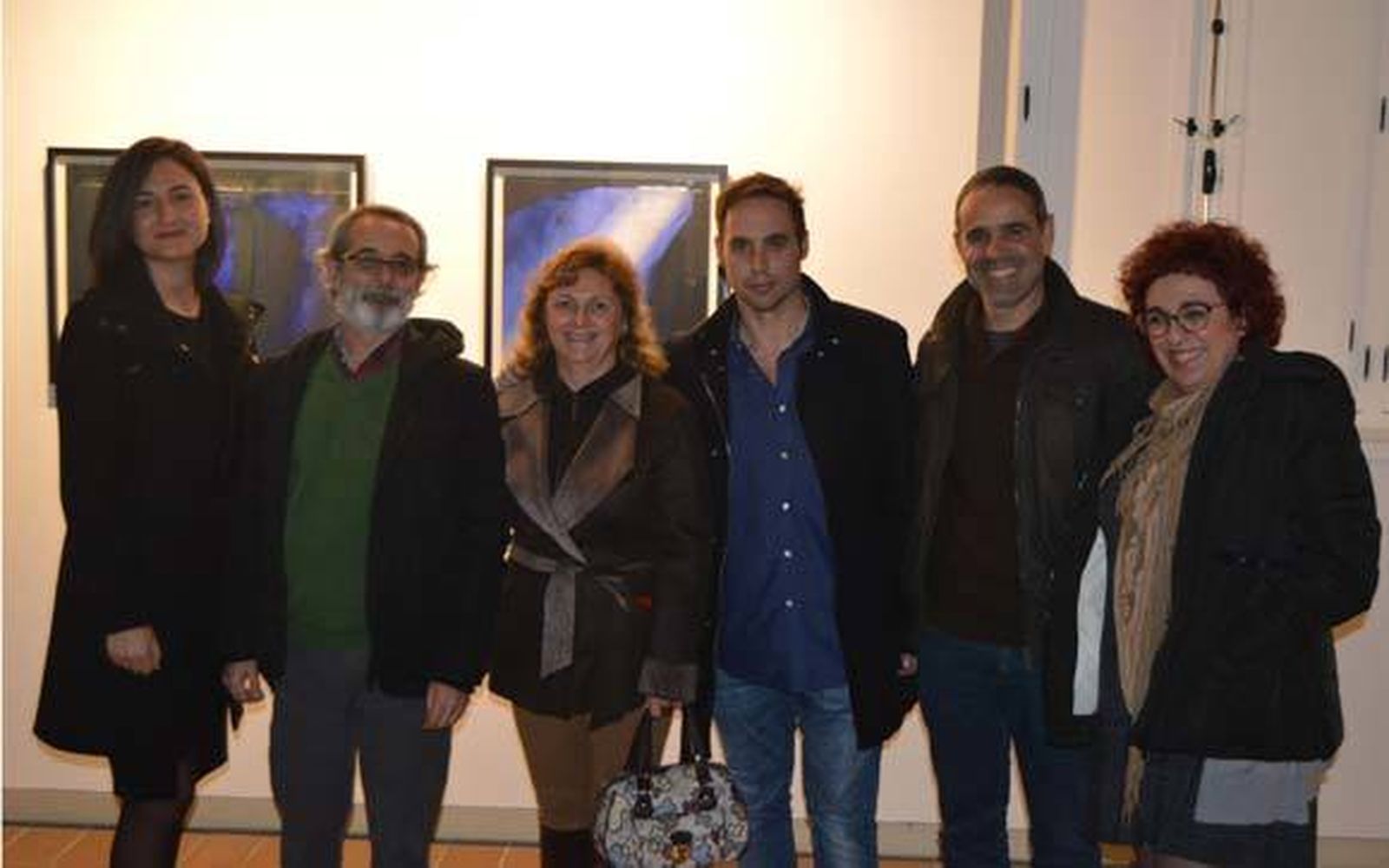 Nieves Mariscal, Rafael Amaya, Inés Jiménez, el pintor David Saborido, José Pacheco y Carmen Montes, durante la inauguración de la exposición titulada 'A traves del tiempo' en el castillo de Santa Catalina.  Foto: Ignacio Casas de Ciria