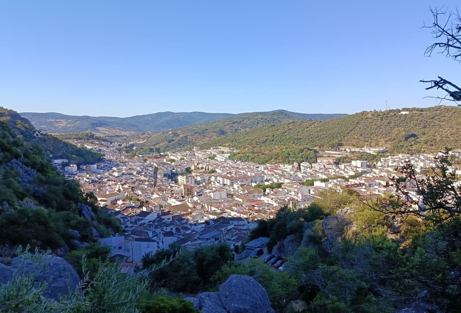 Una imagen de Ubrique desde la ruta senderista hacia Benaocaz en la sierra de Cádiz.