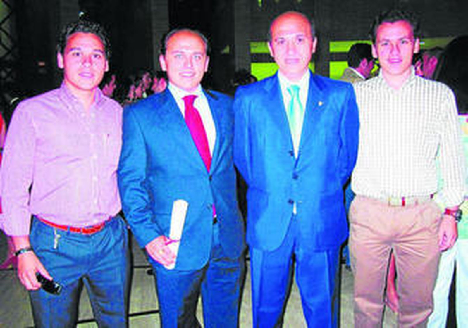 Adrián del Nido (segundo por la izquierda), en una imagen de archivo junto a su padre y sus dos hermanos.