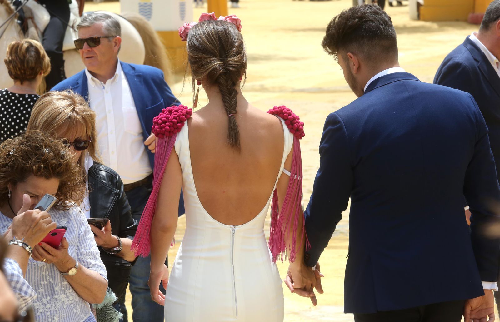 Las espaldas de los vestidos con escote y el volumen en los hombros, dos de las tendencias de este año.