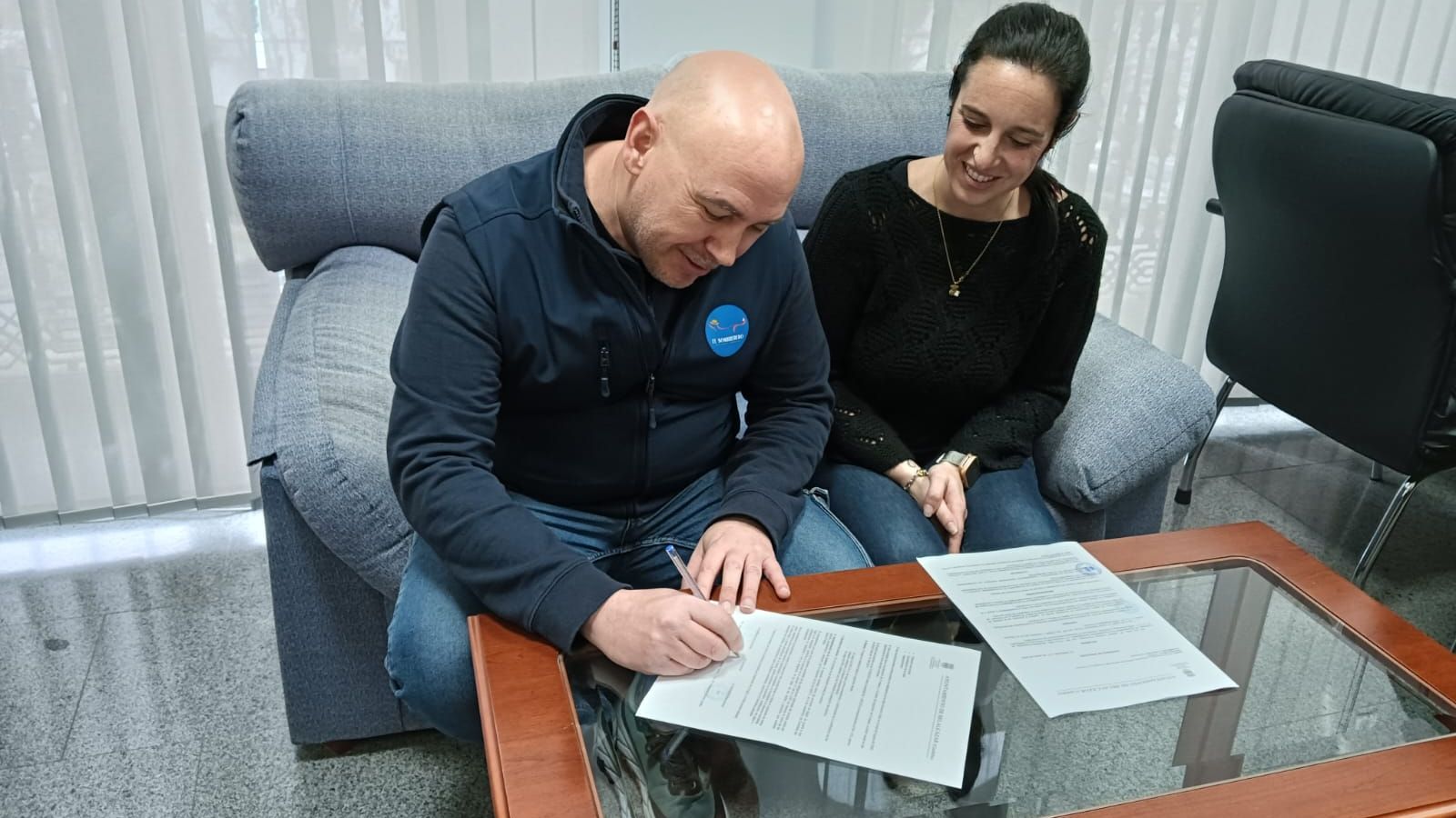 David Fernández Torrico firma el contrato junto a la alcaldesa, Jessica Jiménez, como nuevo director de 'El Halcón y la Columna'