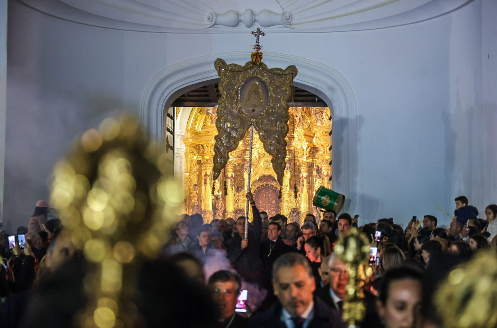 Fotografías de ambiente y del rezo del Rosario por el entorno de la Ermita de la Virgen del Rocío con motivo de la Candelaria